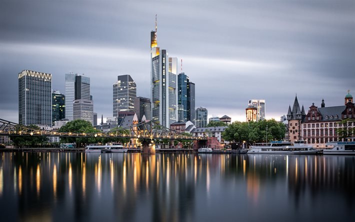 Frankfurt Main, Hesse, Main nehri, akşam, g&#252;n batımı, Frankfurt cityscape, Frankfurt g&#246;kdelenler, panorama, Almanya