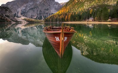 Lago Braies, lago de montanha, barco, outono, paisagem de montanha, Dolomitas, Tirol Do Sul, It&#225;lia, Lago Prags, Pragser Wildsee