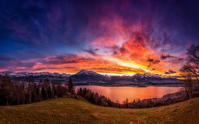 Le lac de Thoune, Alpes Bernoises, montagne, lac, paysage, coucher de soleil, le soir, des Alpes, des montagnes, dans le Canton de Berne, l&#39;Oberland Bernois, Thoune, Suisse