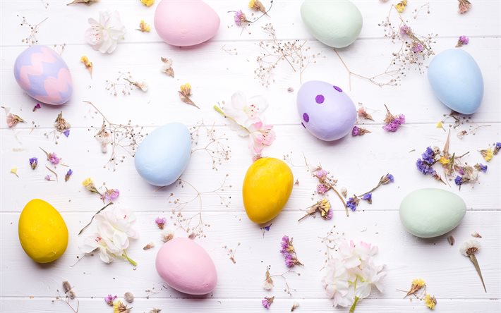 Paskalya yumurtaları, bahar &#231;i&#231;ekleri, Paskalya arka plan, pembe ahşap arka plan, Paskalya, renkli Paskalya yumurtaları