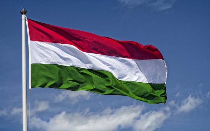 Flaggan i Ungern p&#229; en flaggst&#229;ng, bl&#229; himmel, Ungern, nationell symbol, Ungerns flagga, flagga av Ungern