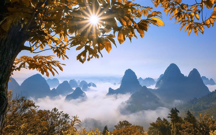 Guilin, Kweilin, bergslandskapet, stenar, h&#246;st, ovanf&#246;r molnen, bergstopparna i molnen, Guangxi Zhuang, Kina