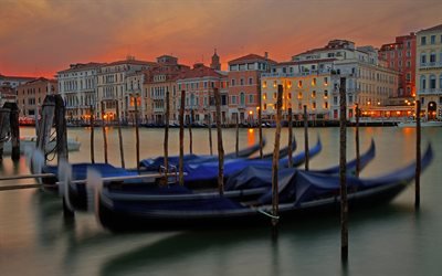 Veneza, p&#244;r do sol, noite, edif&#237;cios, barcos, g&#244;ndolas, barco a remo veneziano, paisagem urbana de Veneza, It&#225;lia