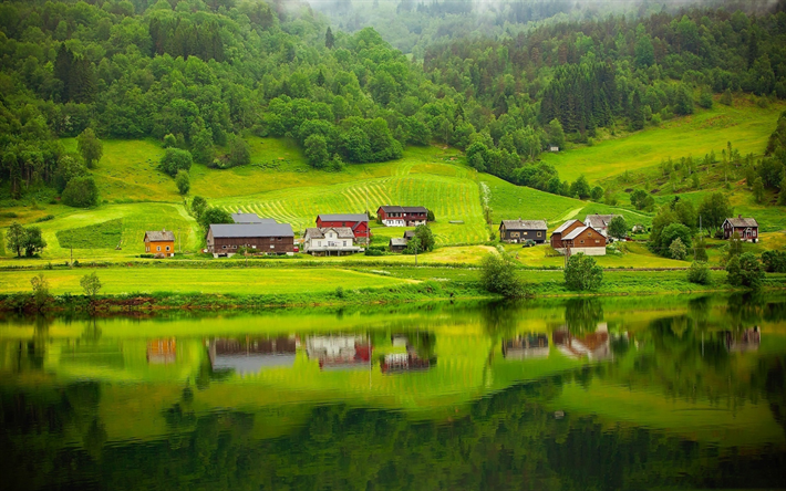 village de montagne, de la montagne verte de la pente, de brouillard, de l&#39;herbe verte, lac de montagne, Norv&#232;ge
