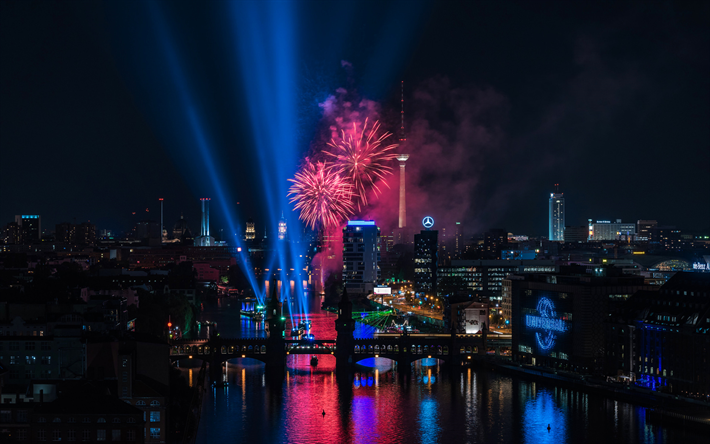 Berlino, notte, fuochi d&#39;artificio, la Torre della televisione di Berlino, vacanza, Germania