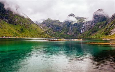 les montagnes, les rochers, le lac, un fjord, chute d&#39;eau, les &#238;les Lofoten, en Norv&#232;ge, Nordland, Soervaag
