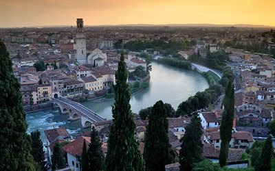 Verona, Roomalainen Ponte Pietra, Roomalainen kaarisilta, Castel San Pietro, ilta, auringonlasku, kaupunkikuvan, Veronan panoraama, Veneto, Italia