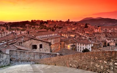 Perugia, afton, solnedg&#229;ng, Perugia stadsbild, h&#228;rlig stad, Perugia panorama, Umbrien, Italien