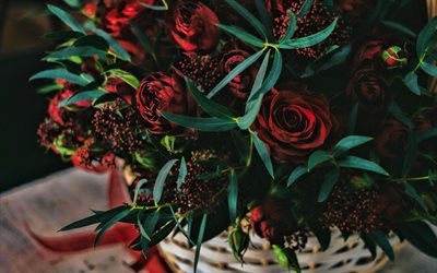 buqu&#234; de rosas vermelhas escuras, cesta com rosas, decora&#231;&#227;o de flores, rosas vermelhas, bot&#245;es de rosa, lindas flores, rosas, cesta com flores vermelhas