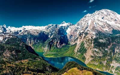 paisagem de montanha, Primavera, rochas, picos cobertos de neve, lago de montanha, floresta