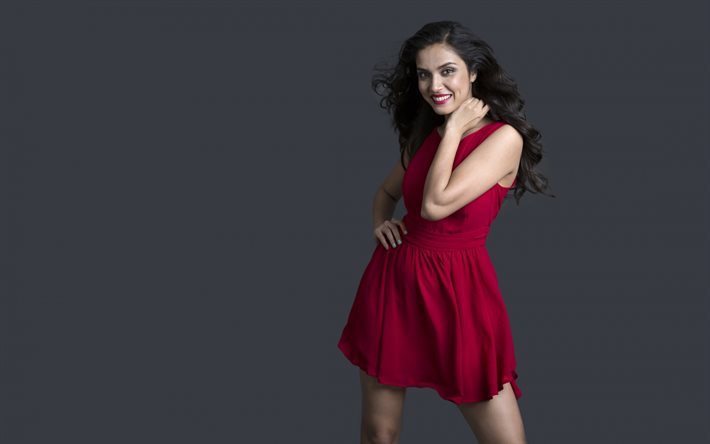 Manasi Moghe, la actriz India, con un vestido Rojo, sonrisa, mujer hermosa, morena