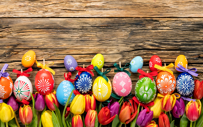 Mutlu Paskalyalar, 4k, renkli laleler, Paskalya yumurtaları, ahşap doku, Paskalya dekorasyon, Paskalya
