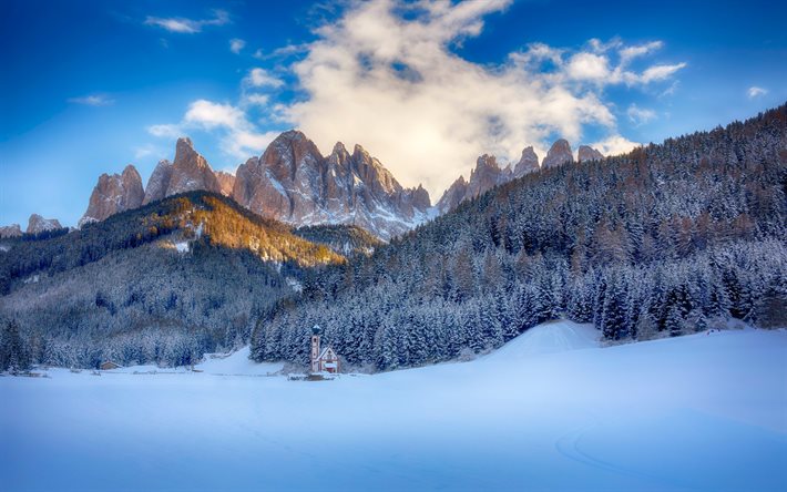 &#201;glise San Giovanni, matin hiver, vall&#233;e de Funes, Alpes, &#233;glise dans les montagnes, paysage d&#39;hiver, paysage de montagne, Ranui, Italie