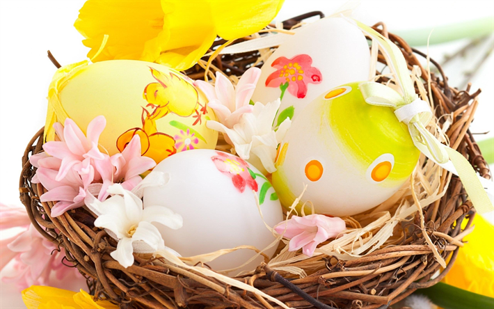 ostereier, nest, verschiedene farbige eier, gelbe tulpen, ostern, fr&#252;hling