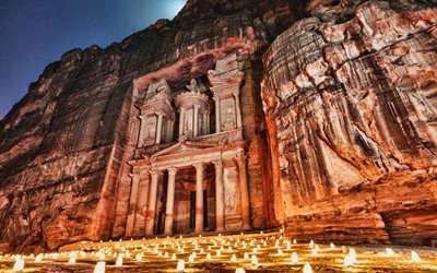Petra, Al-Khazneh, El Tesoro, el Monasterio, la noche, el templo en la roca, las velas encendidas cerca del templo, Jordania