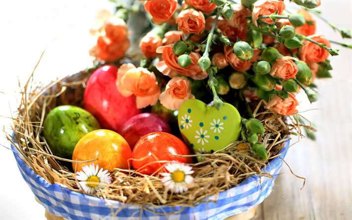 Sepette Paskalya yumurtaları, turuncu g&#252;ller, Paskalya, bahar &#231;i&#231;ekleri, Paskalya arka planı, yumurtalı sepet