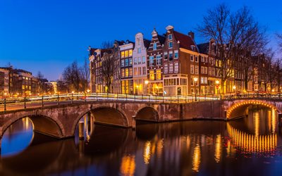 Amsterdam, le soir, paysage urbain, pont de pierre, les lumi&#232;res de la ville, de pays-bas