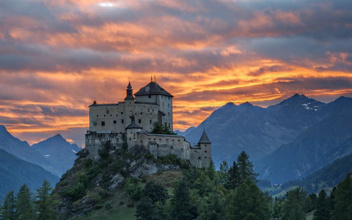 Tarasp slott, kv&#228;ll, solnedg&#229;ng, forntida slott, Alperna, bergslandskap, schweiziska slott, Tarasp, Schweiz