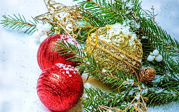 クリスマスツリー, クリスマスのオーナメント, スノー, 4k, 新年あけましておめでとうございます, クリスマスの装飾, バルサムモミ, 赤いクリスマスボール, メリークリスマス, 新年のコンセプト
