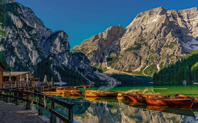Lago Braies, Alpes, manh&#227;, nascer do sol, esta&#231;&#227;o de barcos, Lago di Braies, Pragser Wildsee, Dolomitas, lago de montanha, paisagem de montanha, Tirol do Sul, It&#225;lia