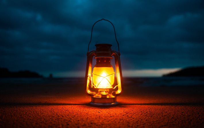 vecchia lanterna di metallo, di sera, lo stato d&#39;animo concetti, spiaggia, seascape, costa, tramonto