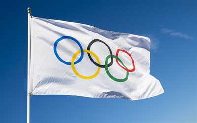 Olympisk flagga, 4k, olympiska symboler, Den femringade symbolen, vit flagga mot himlen, olympiska sommarspelen 2021, xxxii-olympiadspelen