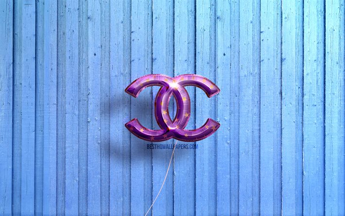 4k, logo Chanel, marchi di moda, palloncini realistici viola, logo 3D Chanel, Chanel, sfondi in legno blu