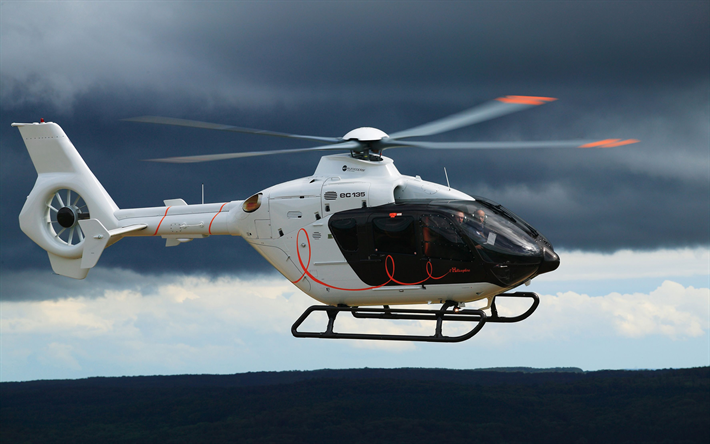 A Eurocopter EC135 T2, 4k, avia&#231;&#227;o civil, voo, Airbus H135, Airbus