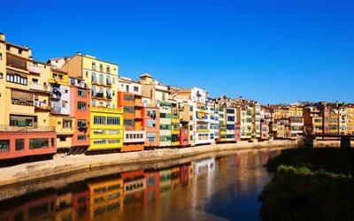 Girona, floden Onyar, sommaren f&#228;rgglada hus, ovanligt urban arkitektur, Spanien