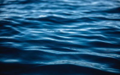 4k, 青色の水質感, マクロ, 水面波の伝播に伴う水質感, 青い水の背景, 水質感, 青い水, 水背景