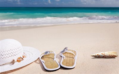 الشاطئ, الرمال, الملحقات الشاطئ, قبعة الشاطئ, نعال, شاطئ البحر, السفر في الصيف المفاهيم, الصيف