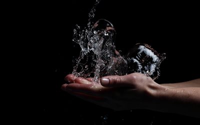 acqua in mano, schizzi d&#39;acqua, le mani su uno sfondo nero, acqua concetti, Risparmiare acqua