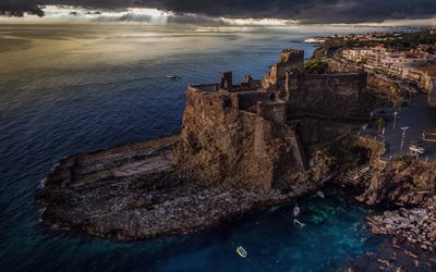 Den Normandiska Slottet, gamla f&#228;stning, fort, ruinerna av f&#228;stningen, kusten, Medelhavet, isande, Aci Castello, Italien