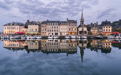 Honfleur, baía, noite, pôr do sol, iates, paisagem urbana de Honfleur, cidades francesas, Normandia, França