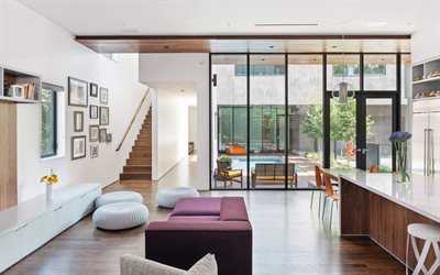 interior elegante, sala de estar de uma casa grande, escada de madeira, paredes brancas, branco interior elegante, um design interior moderno