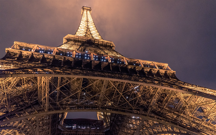 Par&#237;s, la Torre Eiffel, a la vista de la parte inferior, noche, luces, cielo, Francia, lugares de inter&#233;s, monumentos de Par&#237;s