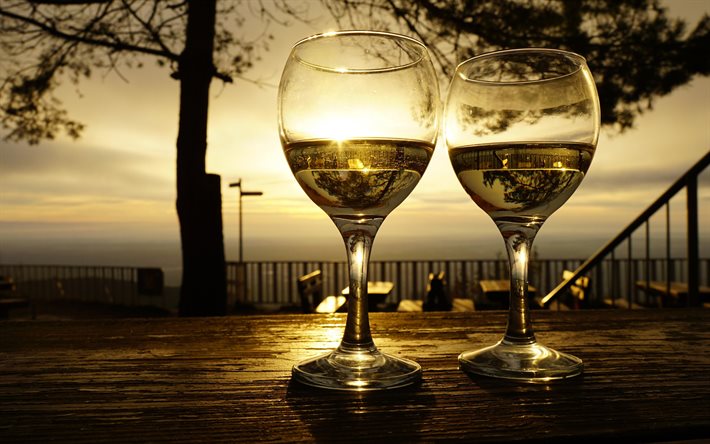 verres &#224; vin, vin blanc, coucher de soleil, soir&#233;e, vin, c&#244;te, concepts de vin