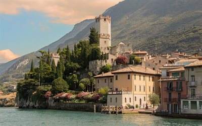 El lago de Garda, lago hermoso, el paisaje de monta&#241;a, Italia, Alpes, Malcesine, el lago m&#225;s grande de Italia, verano