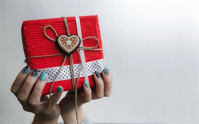 kırmızı hediye kutusu, elinde hediye, kadın elleri, hediyeler kavramlar, bir hediye vermek