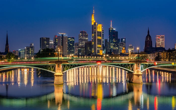 Frankfurt am Main, Kort Bubis bridge, Floden Main, kv&#228;ll, sunset, skyskrapor, moderna byggnader, Frankfurts stadssilhuett, Tyskland