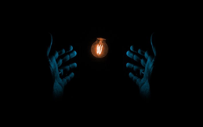 la lumi&#232;re dans vos mains, l&#39;obscurit&#233;, prenez soin de la lumi&#232;re, des concepts d&#39;&#233;clairage, de la lampe Edison, de l&#39;ampoule et des mains