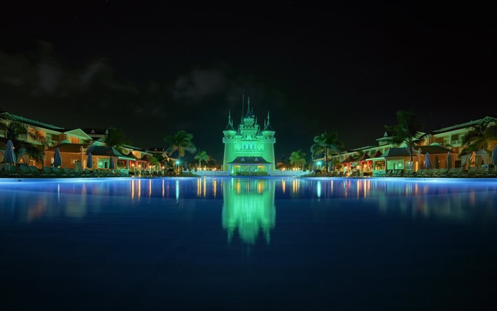 Punta Cana, en R&#233;publique Dominicaine, l&#39;h&#244;tel, le soir, la piscine, le ch&#226;teau, La Province de la Altagracia, les d&#233;placements de l&#39;&#233;t&#233;