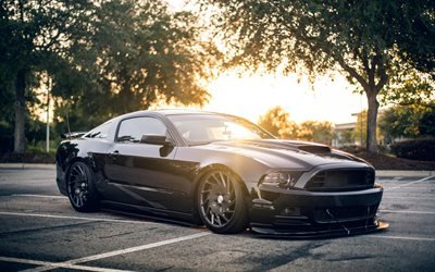 4k, Ford Mustang Shellby, superautot, low rider, tuning, pys&#228;k&#246;inti, musta Mustang, Ford