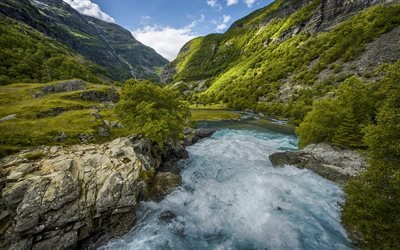 Rio de montanha, montanhas, &#225;rvores verdes, ver&#227;o, Sogn e Fjordane, Aurland, Noruega