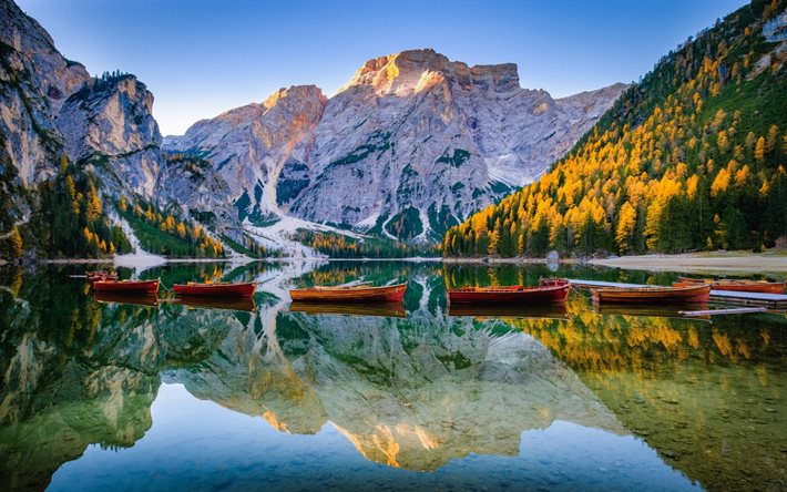 Lake Braies, bergssjön, Pragser Wildsee, Lago di Braies, kväll, höst, bergslandskap, Dolomiterna, Alperna, Italien