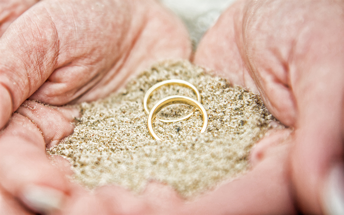 Guld vigselringar i h&#228;nderna, br&#246;llop koncept, guld ringar, bruden och brudgummen, par vigselringar, guld