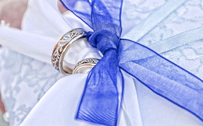 Anelli di nozze di nozze, concetti, fiocco seta, un paio di anelli, anelli in oro, anelli di nozze su un cuscino bianco