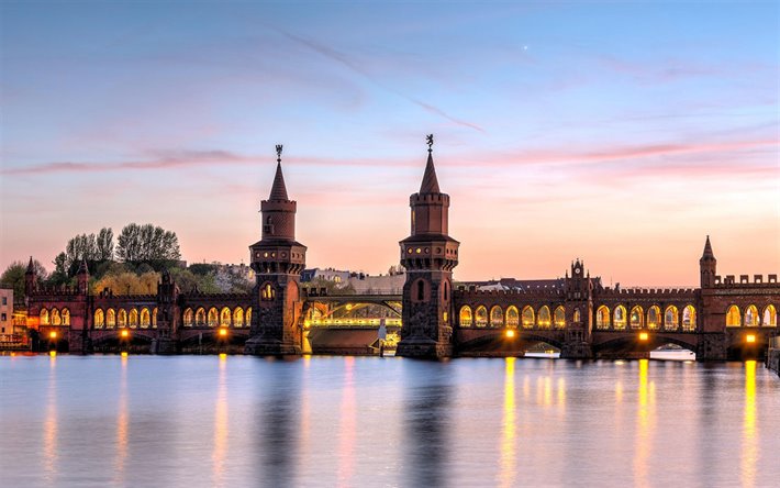 Oberbaum Bridge, Berlin, Floden Spree, Friedrichshain, Kreuzberg, kv&#228;ll, sunset, landm&#228;rke, Berlins stadsbild, Tyskland