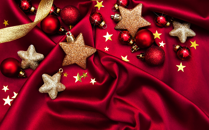 roter seidenstoff mit weihnachtsspielzeug, frohe weihnachten, roter weihnachtshintergrund, rote weihnachtskugeln, goldene glitzersterne, frohes neues jahr