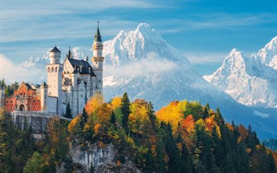 Il Castello di Neuschwanstein, in Baviera, castello, punto di riferimento, Germania, montagne, autunno